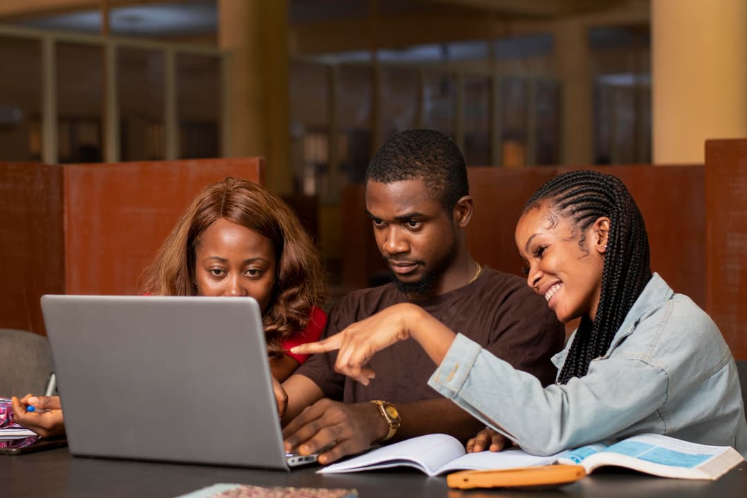 3 students sudying with a computer - by freepik on freepic.com